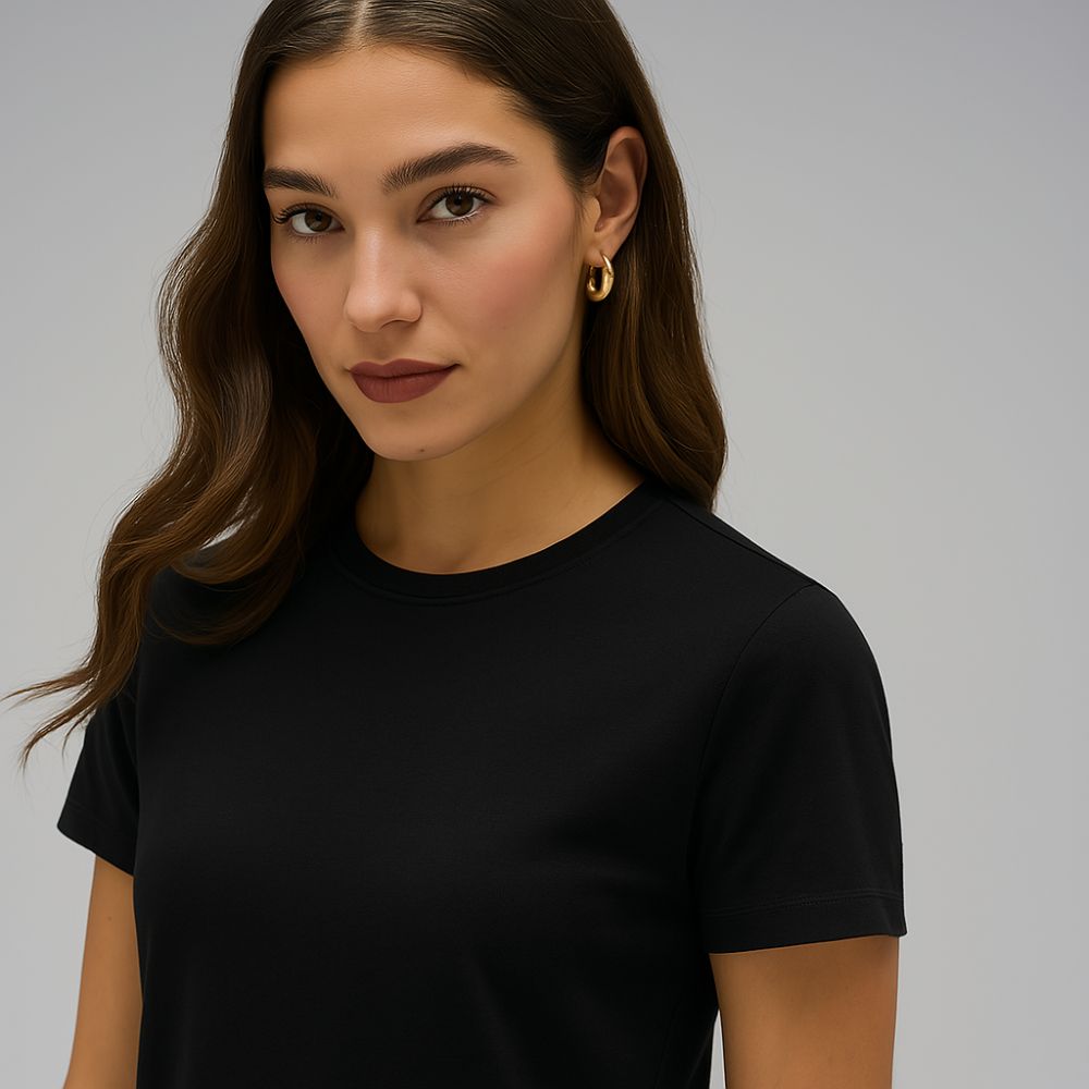 close-up of woman in black tech t-shirt – breathable minimalist fabric for modern everyday style and comfort
Tamo quase fechando o set completo, truta. Manda o resto que eu finalizo com perfeição 🔥📸