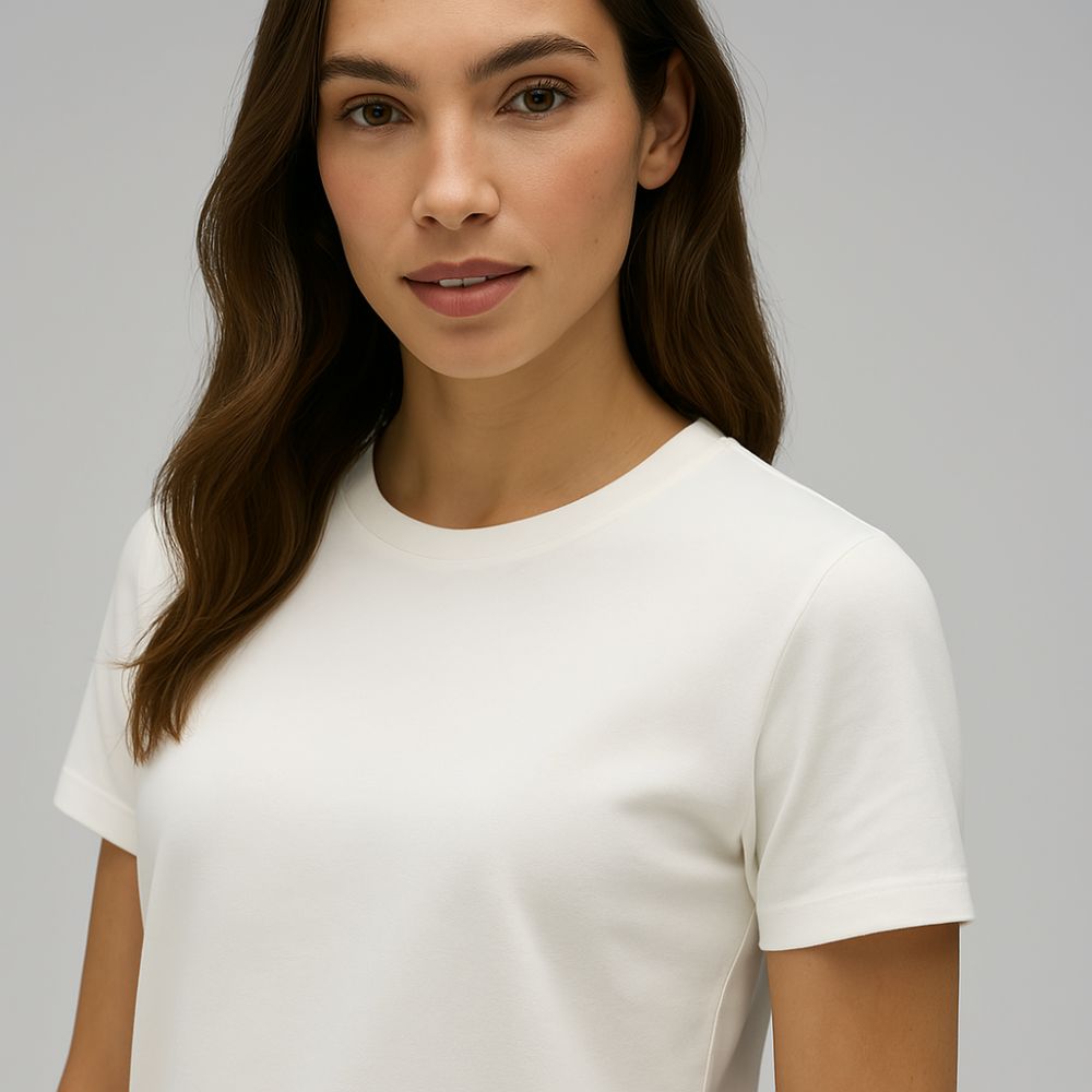 Woman wearing a white techwear t-shirt with minimalist cut and soft cotton texture, ideal for everyday comfort
